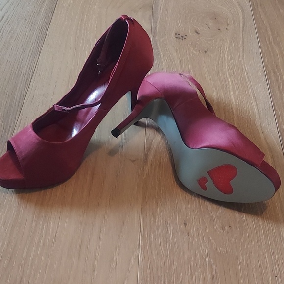 Romantic Soles women's 3 1/2 inch heels, wine satin. Size 9.5 D - Picture 2 of 4